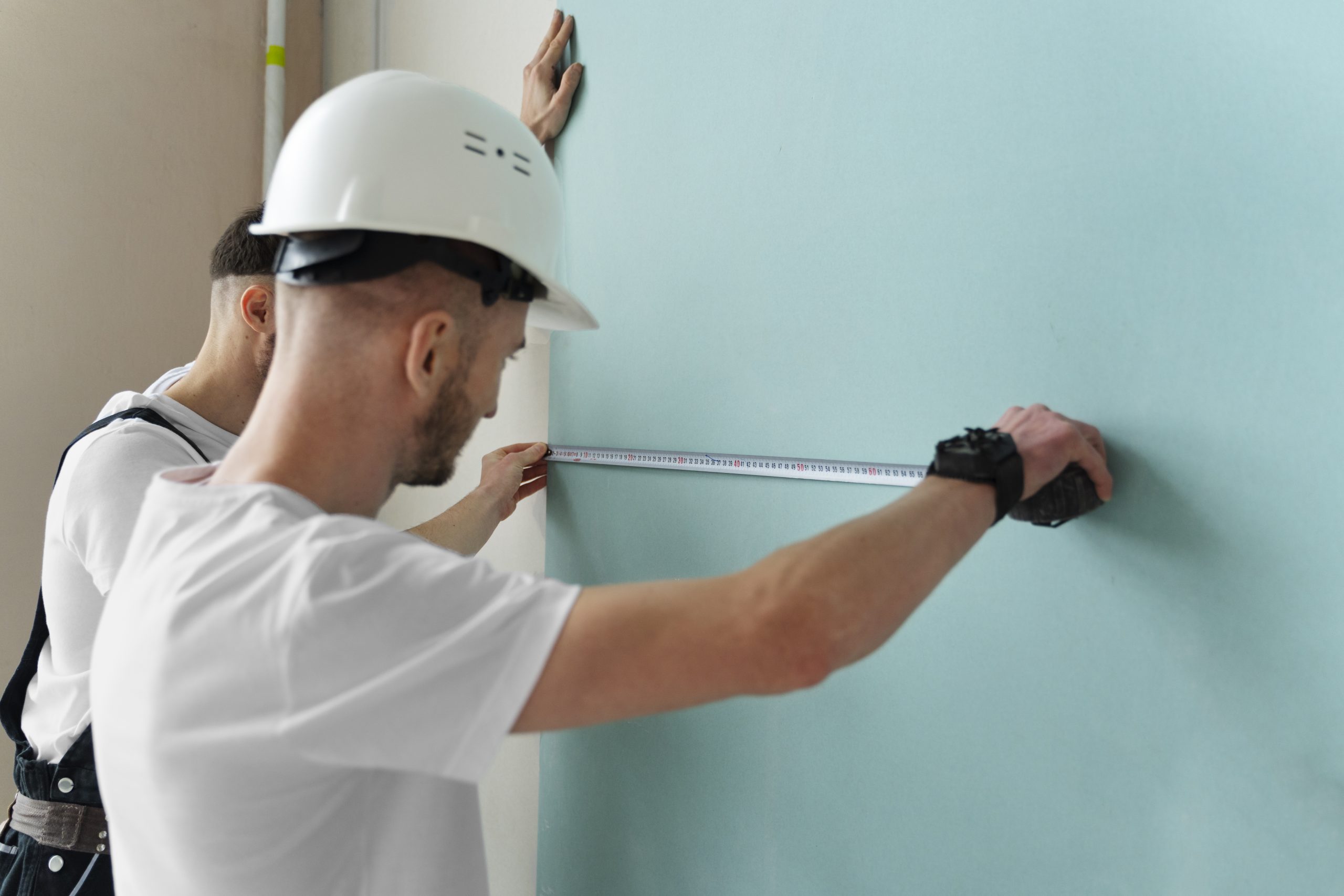 hombres de tiro medio trabajando juntos scaled